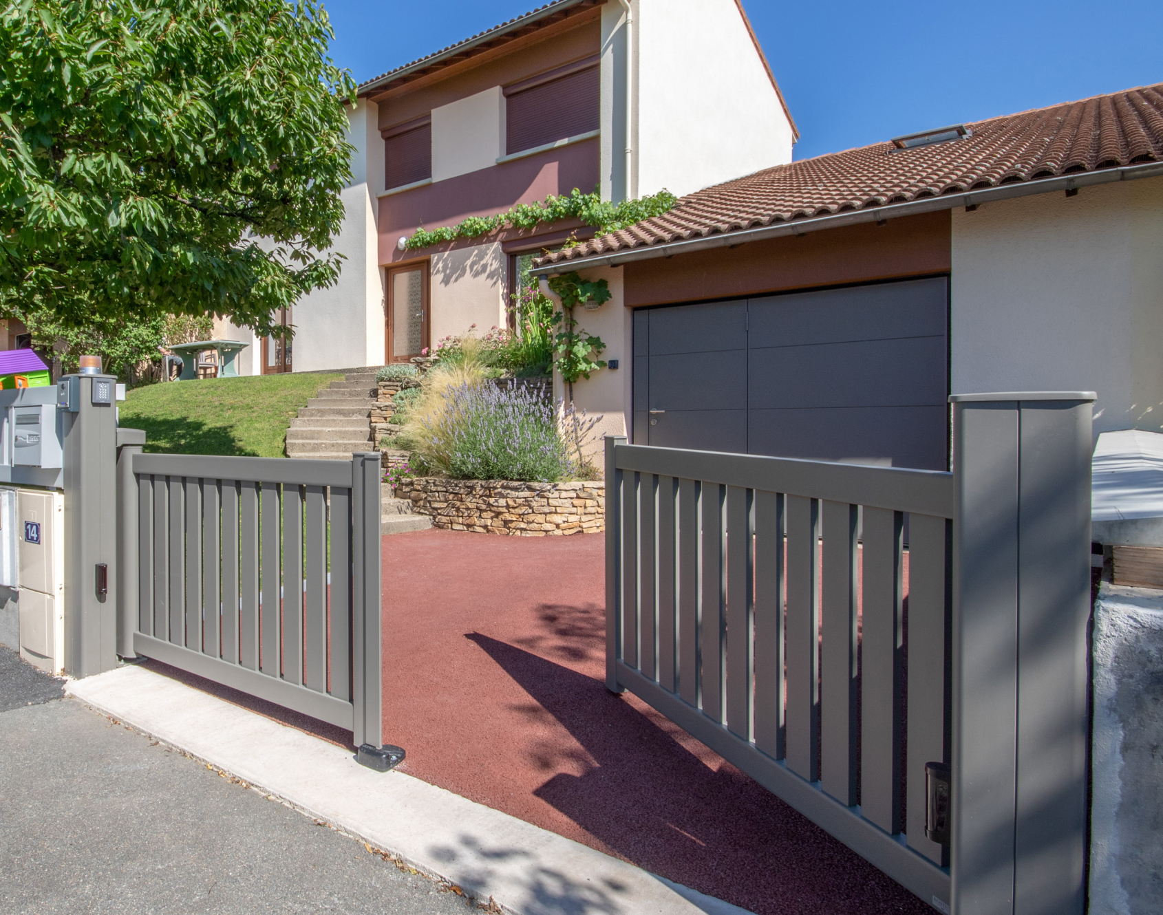  Puerta corredera de aluminio Theolenn con listones de aluminio de Kostum