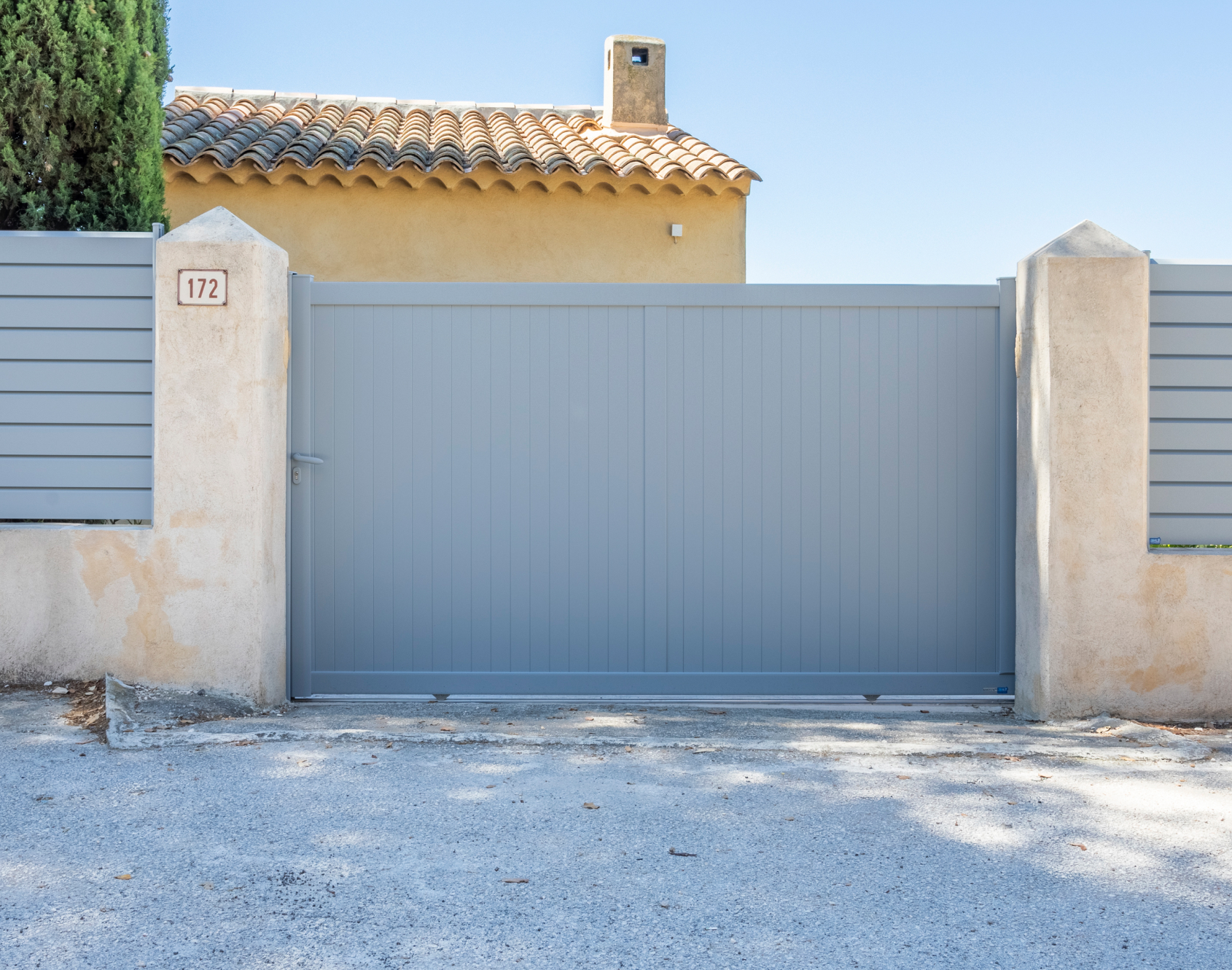 Puerta batiente de aluminio Menez de kostum
