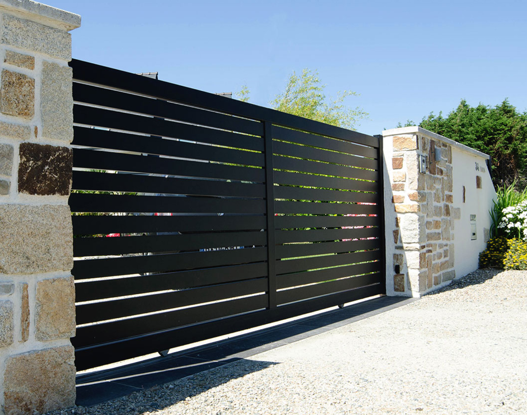 Puerta batiente de aluminio Raz - Kostum